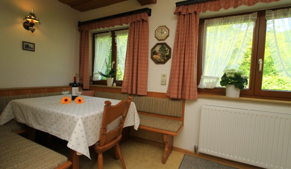 03ferienwohnung_unken_esstisch